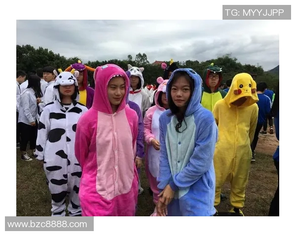 20岁女性与足球的激情碰撞展现青春活力与梦想追逐的完美结合