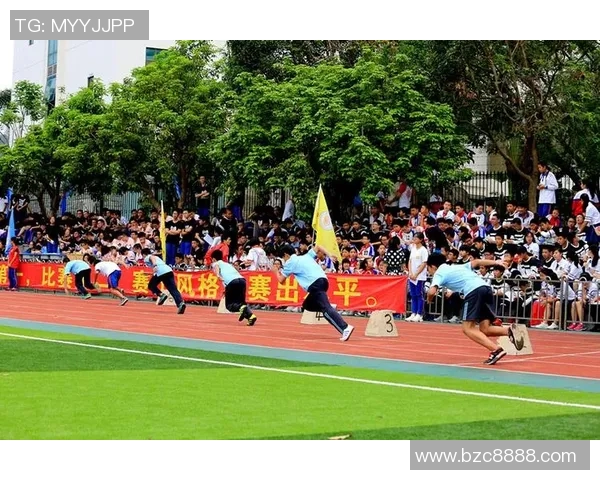 在海边的阳光下踢足球感受青春的热情与活力